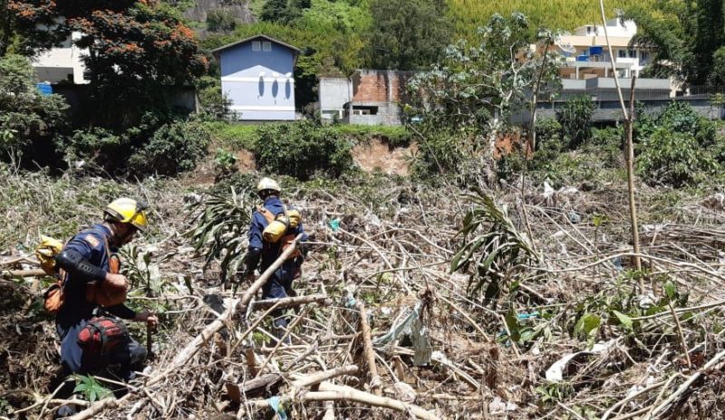 Opera&ccedil;&atilde;o de busca em margem de um rio, em Petr&oacute;polis, durou cerca de quatro horas – Foto: Soldado De Souza/CBMSC/Divulga&ccedil;&atilde;o/ND