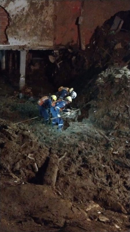 Bombeiros catarinenses j&aacute; atuam h&aacute; cinco dias nos locais da trag&eacute;dia – Foto: CBMSC/Divulga&ccedil;&atilde;o/ND