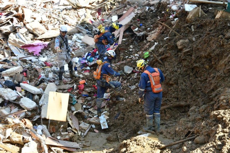 Bombeiros trabalharam em meio &agrave; lama e escombros de casas em Petr&oacute;polis.&nbsp; – Foto: Soldado De Souza/Corpo de Bombeiros Militar/Divulga&ccedil;&atilde;o/ND