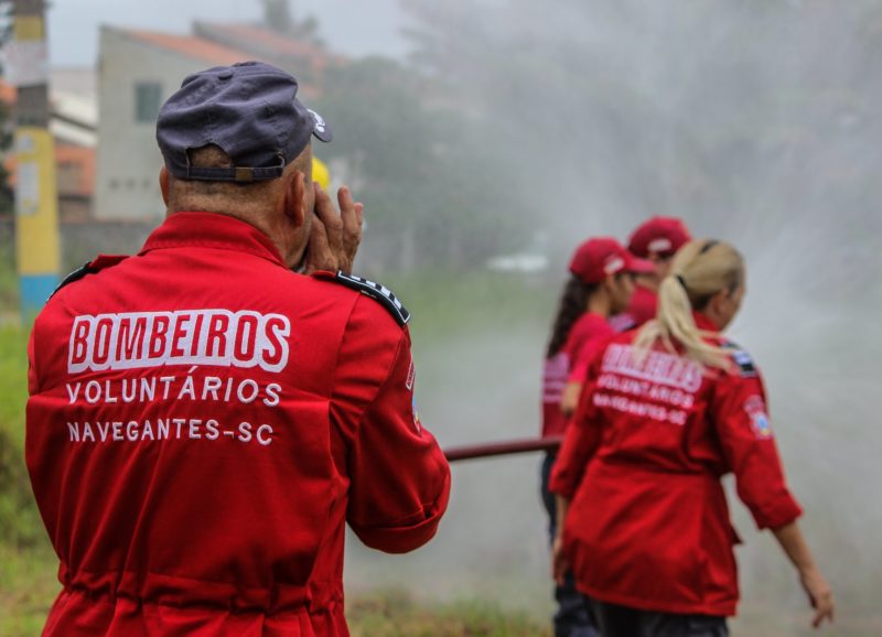 A mulher foi encontrada por pessoas que passavam pelo local e acionaram os Bombeiros Volunt&aacute;rios de Navegantes – Foto: Bombeiros Volunt&aacute;rios de Navegantes/Divulga&ccedil;&atilde;o