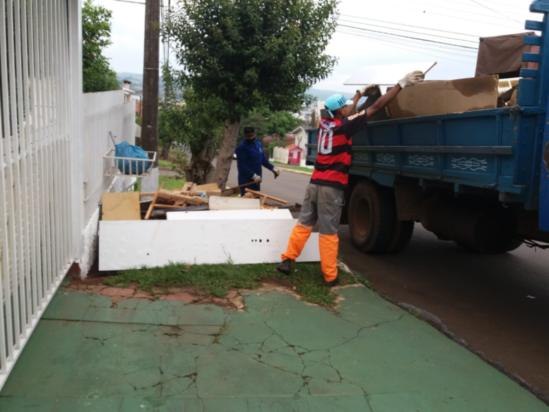Materiais descartados pelos moradores s&atilde;o recolhidos pela Administra&ccedil;&atilde;o Municipal – Foto: Prefeitura de Chapec&oacute;/Divulga&ccedil;&atilde;o/ND