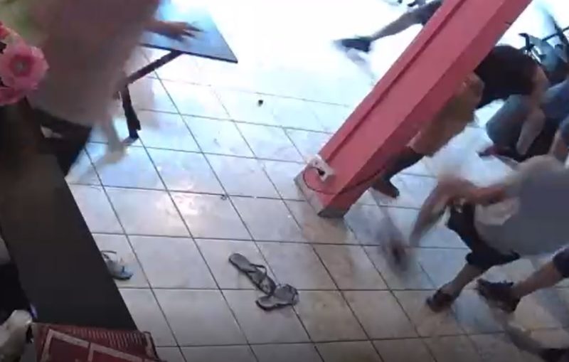 C&acirc;meras de seguran&ccedil;a flagraram o momento em que torcedor &eacute; atingido violentamente dentro do bar – Foto: Divulga&ccedil;&atilde;o/ND