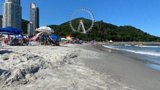 Areia movediça em Balneário Camboriú? Entenda o que acontece onde mulheres  'atolaram