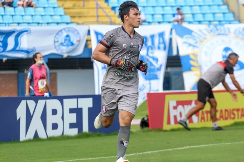 Aos 19 anos, Caio fez sua estreia pelo profissional no cl&aacute;ssico diante do Ava&iacute; – Foto: Vitor Forcellini/JEC/Divulga&ccedil;&atilde;o/ND