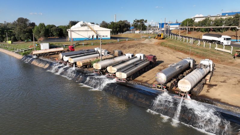 Dez caminh&otilde;es-pipas atuam na distribui&ccedil;&atilde;o de &aacute;gua tratada na cidade e 20 foram deslocados para trazer &aacute;gua bruta do Rio Uruguai – Foto: Divulga&ccedil;&atilde;o