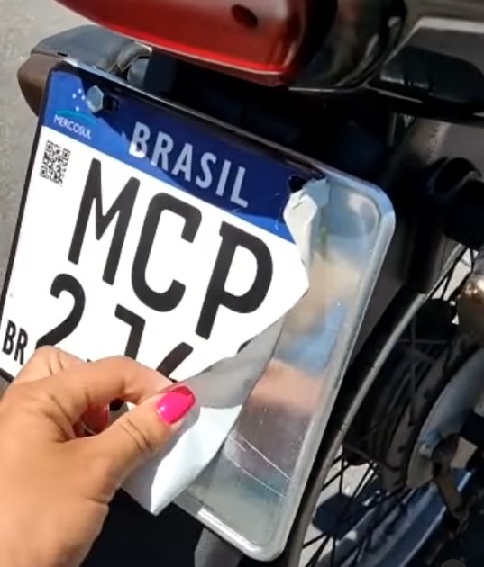 Placa foi adesiva em moto adquirida em leil&atilde;o – Foto: PMRv/Divulga&ccedil;&atilde;o/ND
