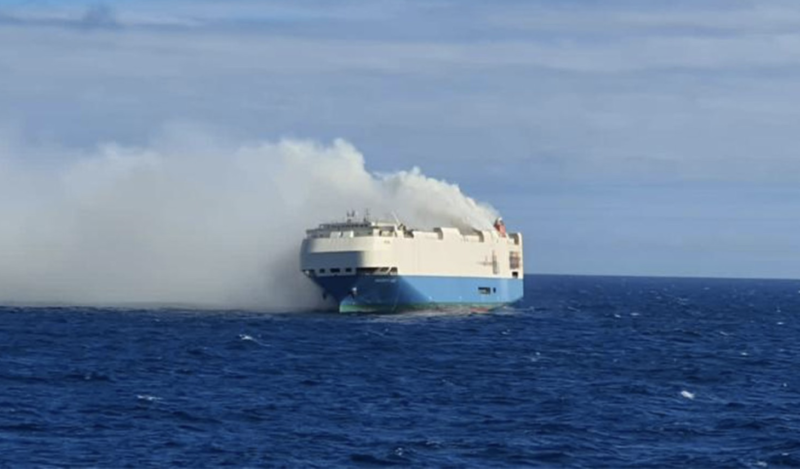 Felicity arde em chamas no oceano, junto com ele Porsches, Lamborghinis e Audis – Foto: Reprodu&ccedil;&atilde;o