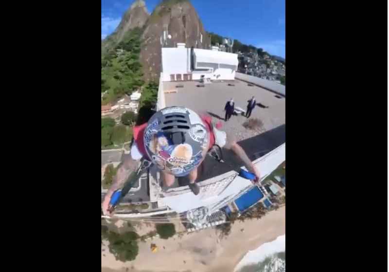 Depois de pousar no terra&ccedil;o, piloto de parapente se joga do terra&ccedil;o do Sheraton Hotel, diante dos seguran&ccedil;as – Foto: Reprodu&ccedil;&atilde;o