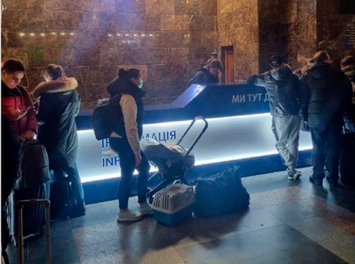 Pessoas portam itens de primeira necessidade para viagem, al&eacute;m de levarem animais de estima&ccedil;&atilde;o – Foto: Embaixada do Brasil em Kiev/Divulga&ccedil;&atilde;o/ND