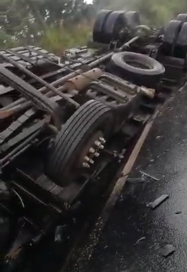 Carreta tombou em pista molhada nesta sexta-feira (25), mas motorista sobreviveu ao acidente. – Foto: PMRV/Divulga&ccedil;&atilde;oND