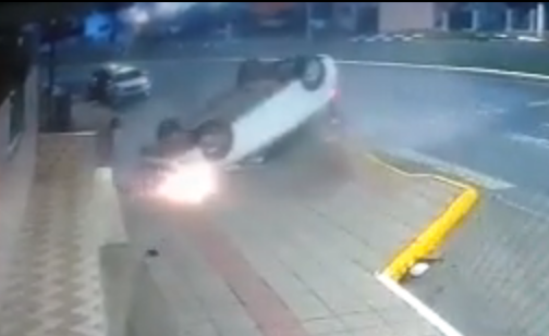 O HB20 ficou destru&iacute;do mas o motorista n&atilde;o ficou ferido – Foto: Internet/Reprodu&ccedil;&atilde;o