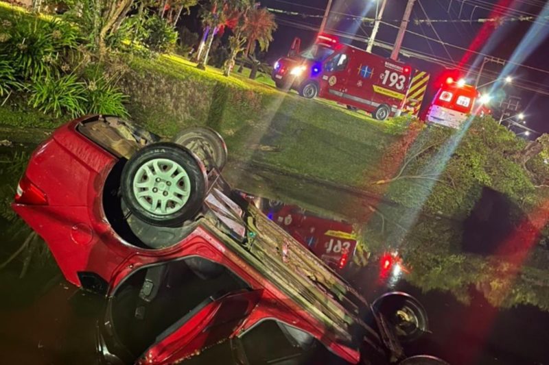 Homem morreu ap&oacute;s carro cair em lago em Jaragu&aacute; do Sul – Foto: PM/Divulga&ccedil;&atilde;o