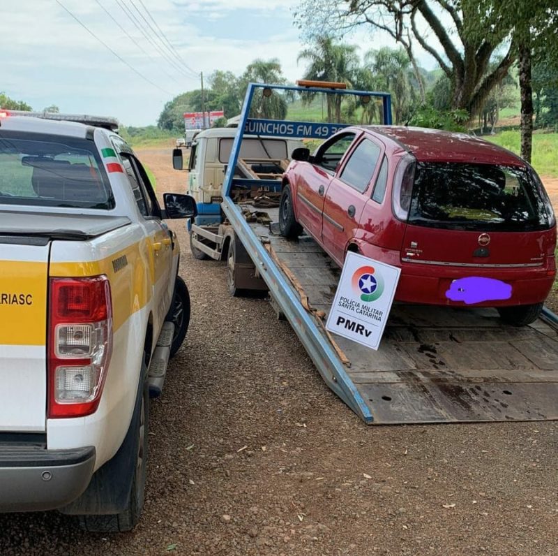 Carro foi abordado pela polícia na SC-283 em Chapecó &#8211; Foto: PMRv/Divulgação/ND