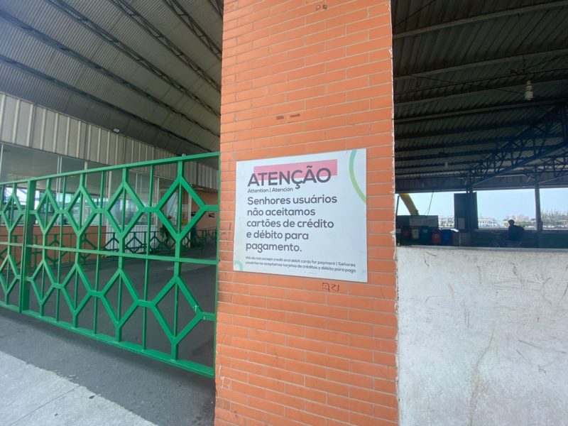 Com texto em tr&ecirc;s idiomas, cartaz refor&ccedil;a pagamentos em esp&eacute;cie – Foto: Isabella Dotta/NDTV