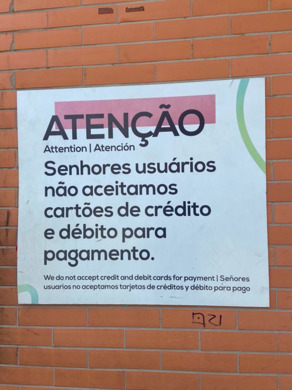 Cartazes afixados mostram que dinheiro &eacute; &uacute;nica forma aceita para a travessia – Foto: Isabella Dotta/NDTV Record /Divulga&ccedil;&atilde;o