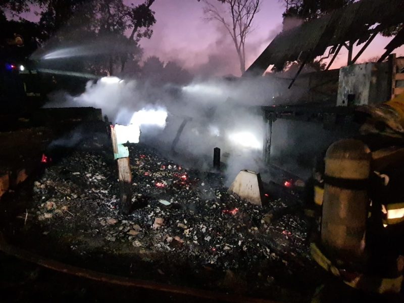 Casa &eacute; destru&iacute;da ap&oacute;s inc&ecirc;ndio em Bigua&ccedil;u na madrugada desta quarta-feira (9) – Foto: Divulga&ccedil;&atilde;o/ND
