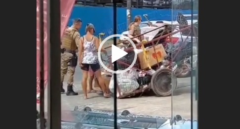 policiais entregam doações à catadora