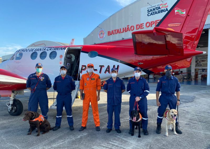 Primeiro grupo da segunda equipe de bombeiros catarinenses embarcou na manh&atilde; desta domingo (27). – Foto: CBMSC/Divulga&ccedil;&atilde;o/ND