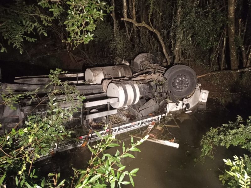 Cabine do caminh&atilde;o ficou submersa no rio. – Foto: CBMSC/Divulga&ccedil;&atilde;o/ND