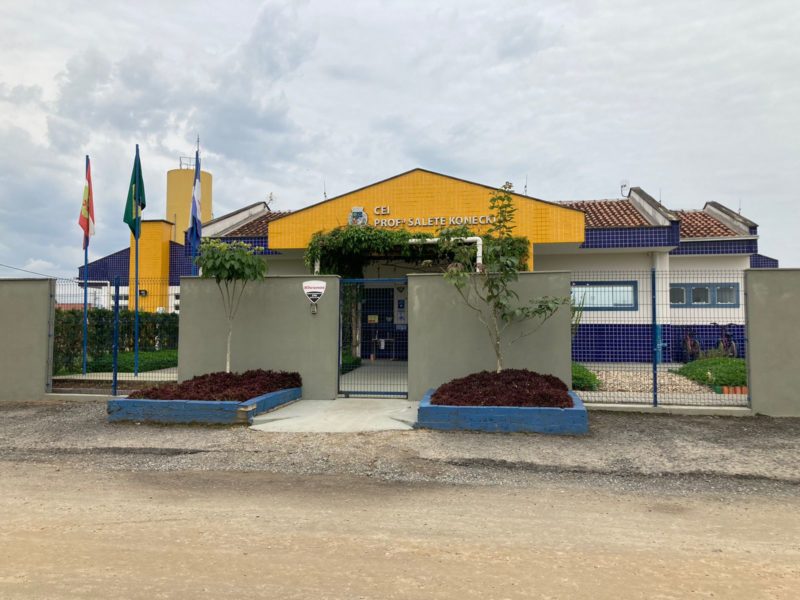 M&atilde;es correram para o CEI ap&oacute;s o ataque de abelhas – Foto: T&aacute;bata Porti/NDTV