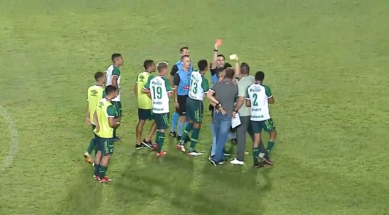 Confus&atilde;o come&ccedil;ou assim que o jogo terminou na Arena Joinville – Foto: Reprodu&ccedil;&atilde;o/Internet