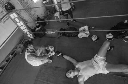 Jo&atilde;o Vicente foi literalmente “pra lona” – Foto: Dan Behr/Reprodu&ccedil;&atilde;o/Internet