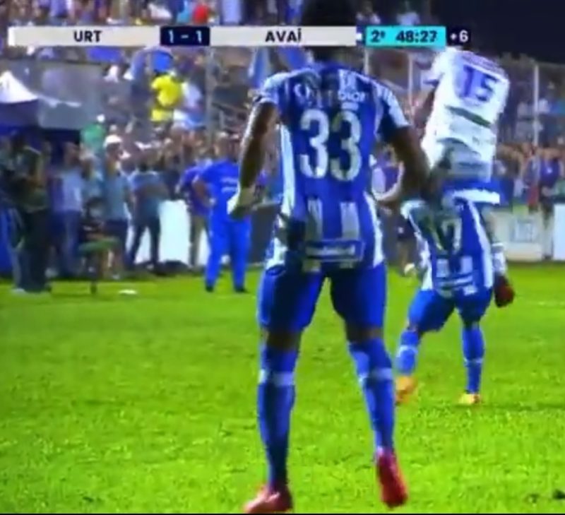 Choque de cabe&ccedil;a em jogo entre URT e Ava&iacute;; lance violento no jogo da Copa do Brasil envolvendo o meia Vin&iacute;cius Leite (17) – Foto: Internet/Divulga&ccedil;&atilde;o/ND