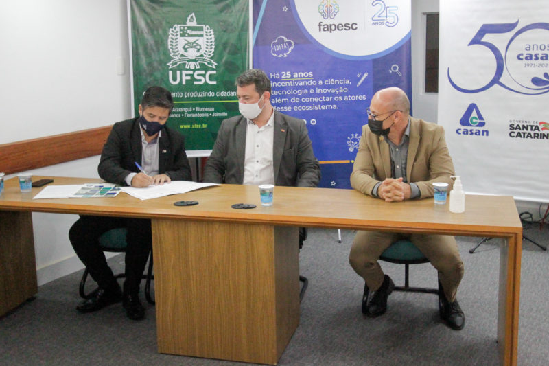 Edital foi lan&ccedil;ado nesta quinta-feira (24) pelo diretor administrativo da Casan, Evandro Andr&eacute; Martins, o presidente da Fapesc, Fabio Zabot Holthausen e o pr&oacute;-reitor de Pesquisa da UFSC, Sebasti&atilde;o Roberto Soares – Foto: Leo Munhoz/ND