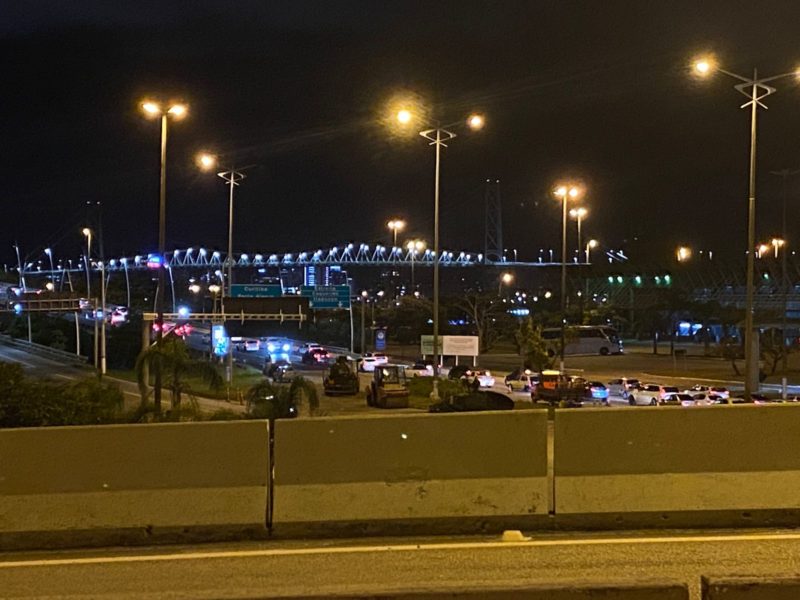 Pistas na ponte Colombo Salles ficaram interditadas durante a noite de s&aacute;bado – Foto: Gustavo Bruning/ND