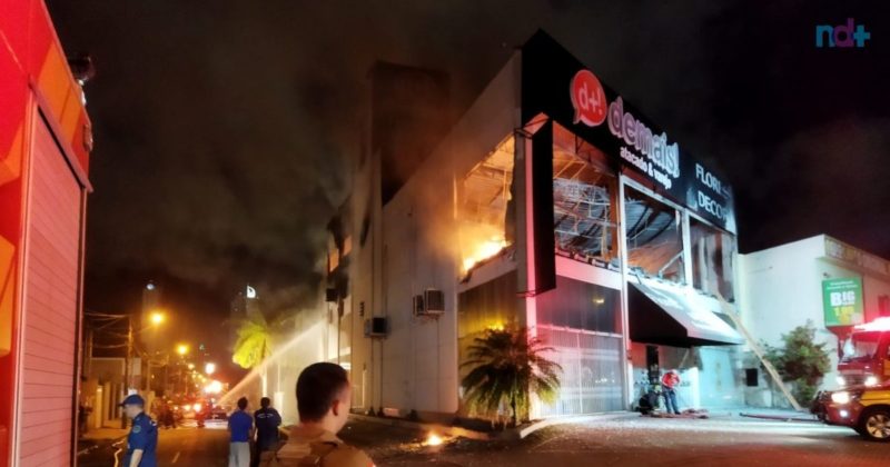 Inc&ecirc;ndio destruiu dois dos tr&ecirc;s pavimentos de empresa em Balne&aacute;rio Cambori&uacute; – Foto: Jader Liberal/NDTV Record Itaja&iacute;