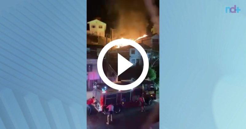 Inc&ecirc;ndio de grandes propor&ccedil;&otilde;es atingiu tr&ecirc;s casas no bairro Valpara&iacute;so em Blumenau – Foto: Divulga&ccedil;&atilde;o/ND