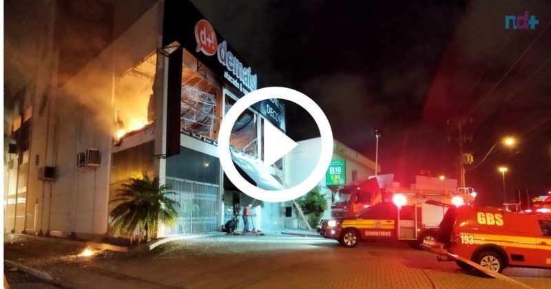 Imagens impressionantes mostram a dimens&atilde;o do inc&ecirc;ndio em empresa em Balne&aacute;rio Cambori&uacute; – Foto: Jader Liberal/NDTV Record Itaja&iacute;