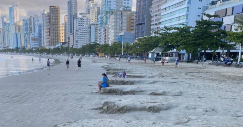 Degraus na praia de Balneário Camboriú são causados por força da natureza &#8211; Foto: Reprodução/Internet