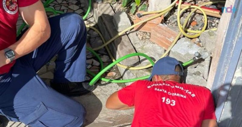 Mangueiras na tubula&ccedil;&atilde;o ajudaram bombeiros a identificar lugar exato de onde saia voz do esgoto – Foto: Corpo de Bombeiros Cambori&uacute;/Divulga&ccedil;&atilde;o
