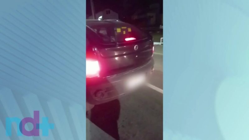 FRAME – Segundo relato de populares, motorista e condutor acordaram e sa&iacute;ram em zigue-zague; carro foi interceptado em Ascurra – Foto: Divulga&ccedil;&atilde;o/ND