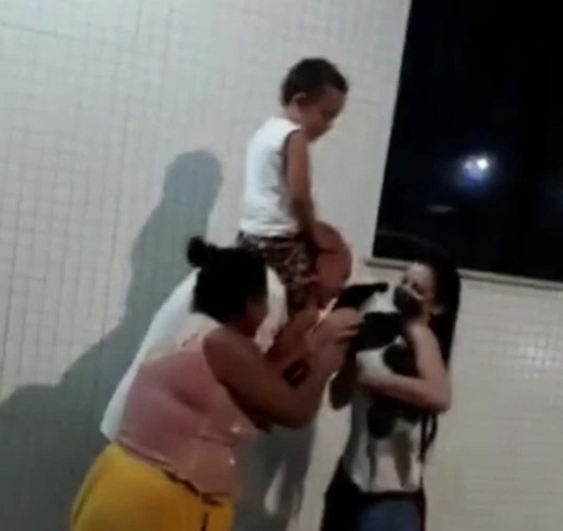Momento em que a fam&iacute;lia encontra a cachorrinha novamente – Foto: PCSC/Divulga&ccedil;&atilde;o/ND