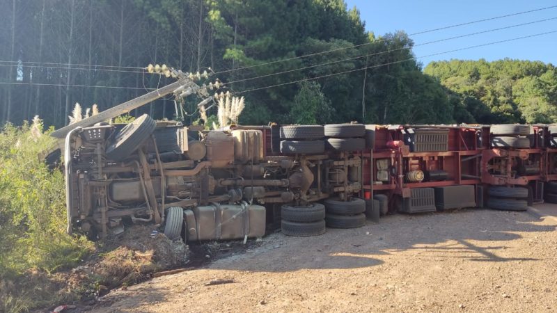 Acidente envolveu uma carreta com placas da Argentina – Foto: Corpo de Bombeiros/ND