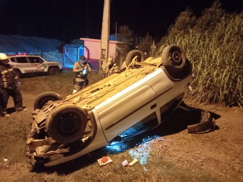 Mulher foi socorrida ca&iacute;da ao lado do carro capotado – Foto: Corpo de Bombeiros/ND