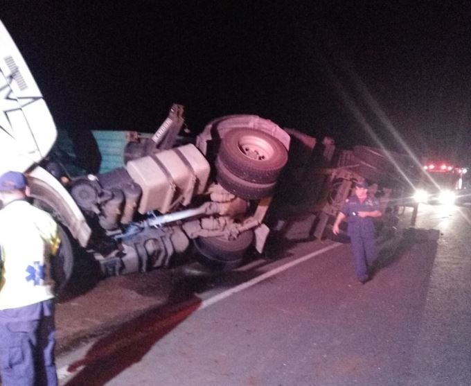 Caminh&atilde;o saiu da pista e tombou – Foto: Corpo de Bombeiros/ND