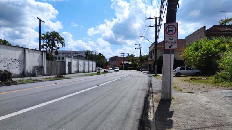 Carros poder&atilde;o passar pelo corredor de &ocirc;nibus da rua Itaja&iacute; e Prefeitura prev&ecirc; fazer libera&ccedil;&atilde;o em alguns hor&aacute;rios com uso de sem&aacute;foros – Foto: Rodrigo Vieira/NDTV