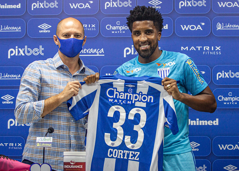 Cortes (direita) usar&aacute; o n&uacute;mero 33 – Foto: Leandro Boeira/Ava&iacute;/ND