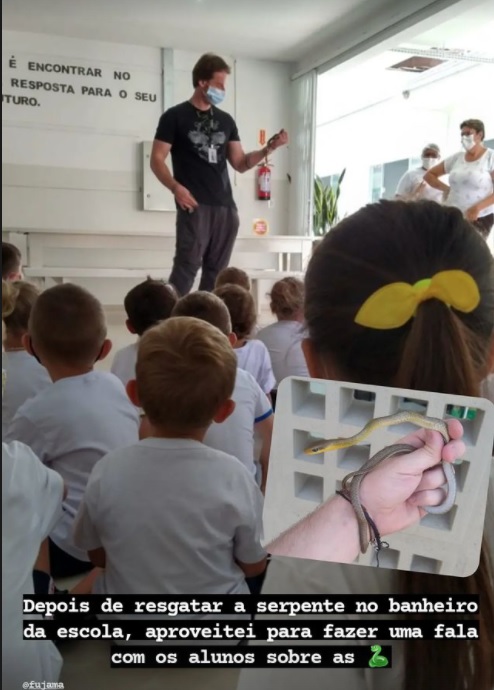 biólogo dá palestra sobre cobra