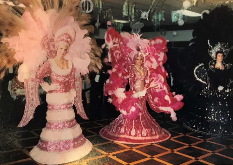 Entre outras concorrentes, Cristina (centro) desfila “Malleficarum” 1.&ordm; lugar luxo feminino, em 1991 – Foto: Foto Studio/Divulga&ccedil;&atilde;o/ND