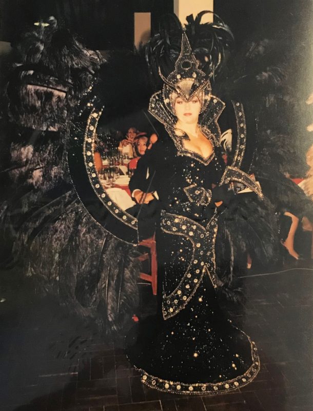 “A Profecia de Ahrim&atilde;”, 1&ordm; lugar em luxo feminino no Baile Municipal de Florian&oacute;polis, em 1990 – Foto: Foto Studio/Divulga&ccedil;&atilde;o/ND