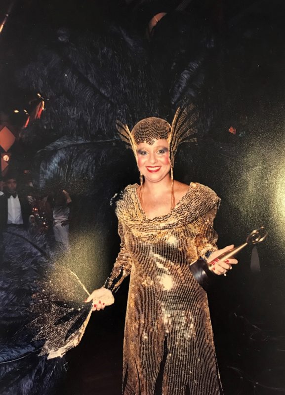 “Lux&uacute;ria” marcou a estreia de Cristina nos concursos de fantasia e que lhe rendeu o 1&ordm; lugar em luxo feminino no Baile Municipal de Florian&oacute;polis, em 1986 – Foto: Foto Studio/Divulga&ccedil;&atilde;o/ND