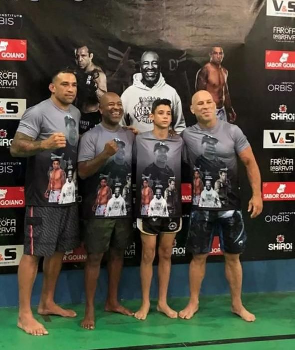 O lutador de S&atilde;o Jos&eacute; com as feras do MMA mundial – Foto: divulga&ccedil;&atilde;o