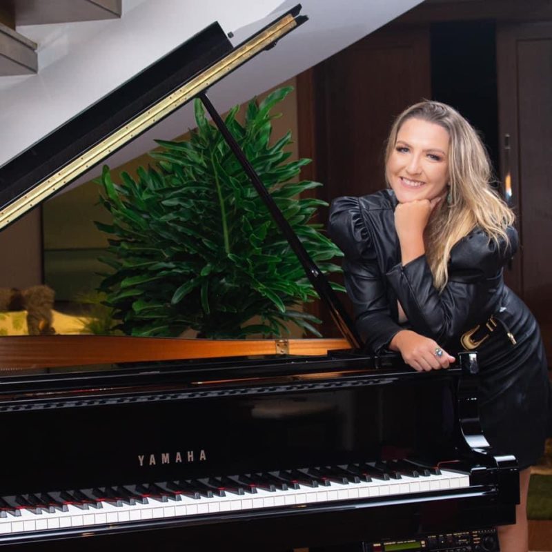 Daniela Haack é advogada e tecladista