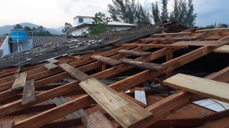 Ventania deixou casa destelhada em Palho&ccedil;a – Foto: Defesa Civil Palho&ccedil;a/Divulga&ccedil;&atilde;o/ND