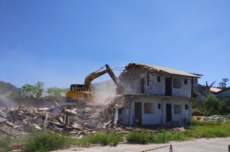 Im&oacute;vel constru&iacute;do de forma irregular no bairro Rio Vermelho foi demolido nesta ter&ccedil;a-feira – Foto: Divulga&ccedil;&atilde;o/PMF/ND