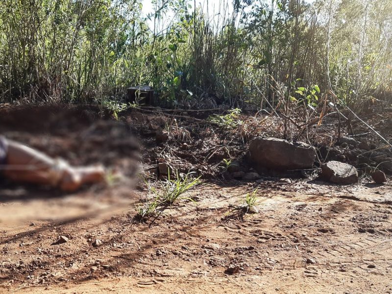 V&iacute;tima foi encontrada morta por populares na manh&atilde; desta ter&ccedil;a-feira (15) – Foto: Diego Antunes/ND